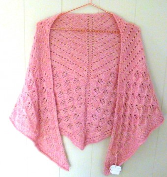 Strikket sjal i tynn mohair. Rosa nyanser